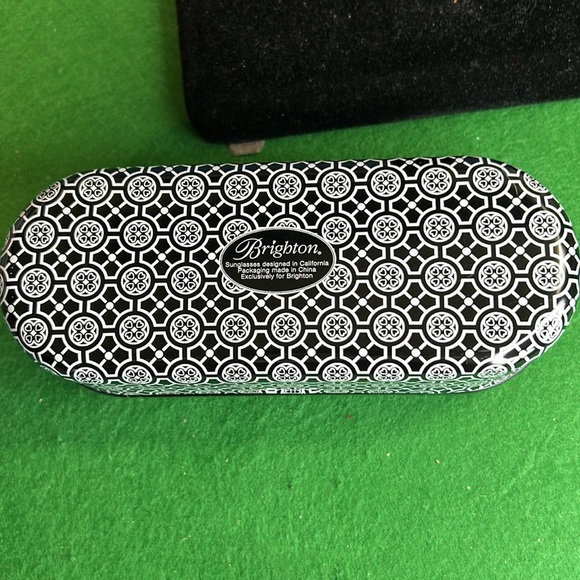 BRIGHTON WOMENS BLACK /WHITE METAL TIN GLASSES/SUNGLASSES CASE - Picture 4 of 10